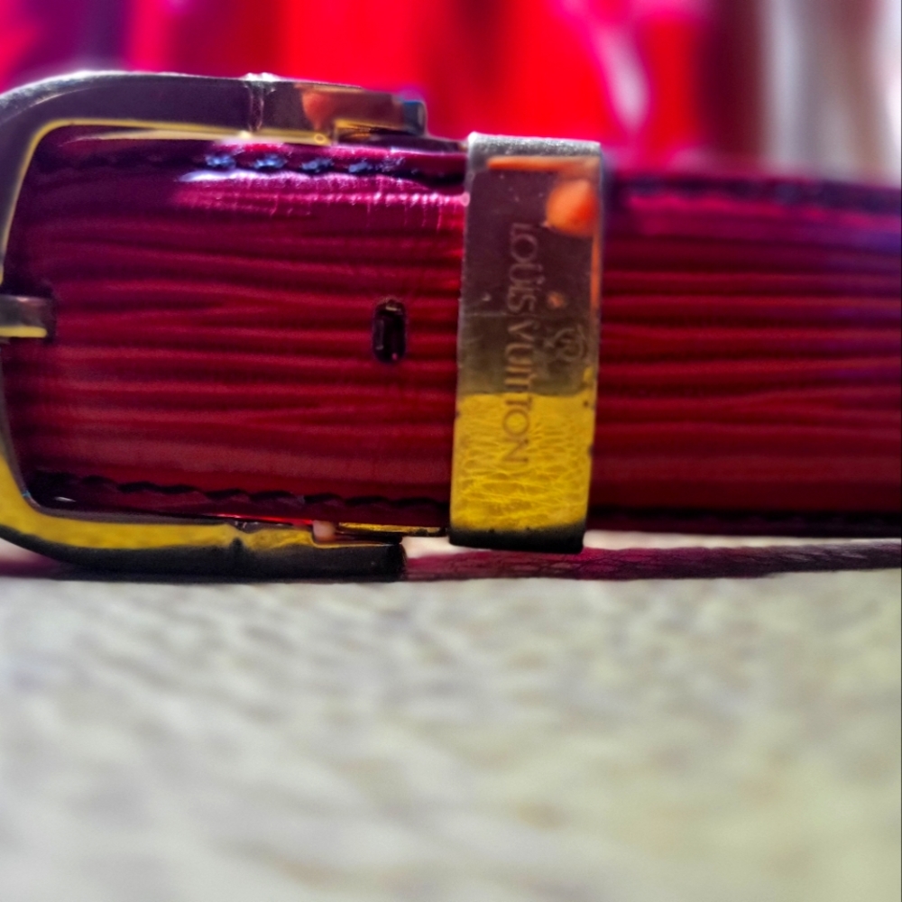 Women size small red authentic Louis vuitton belt. There's no rips.